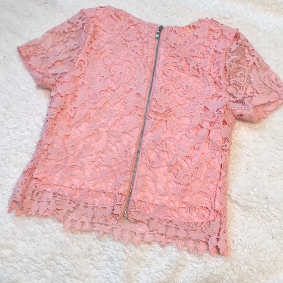 🌷 Lovely Lace Top! - Picture 2 of 5